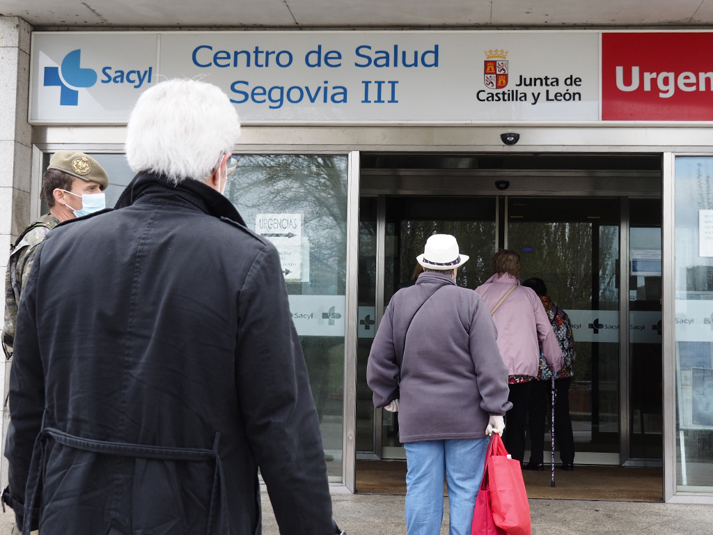 Segovianos entrando en el Centro de Saliud Segovia III./ NEREA LLORENTE