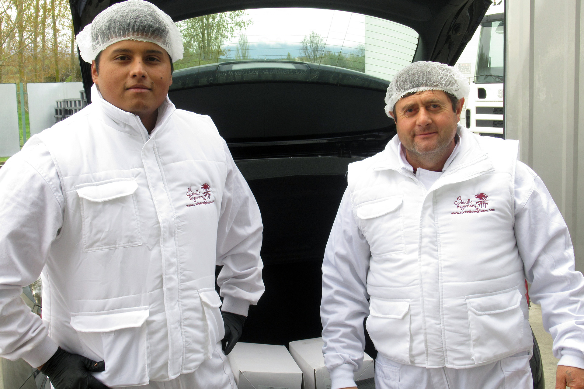 Dos empleados de El Cochinillo Segoviano entregaron los lotes a Codinse la pasada semana.