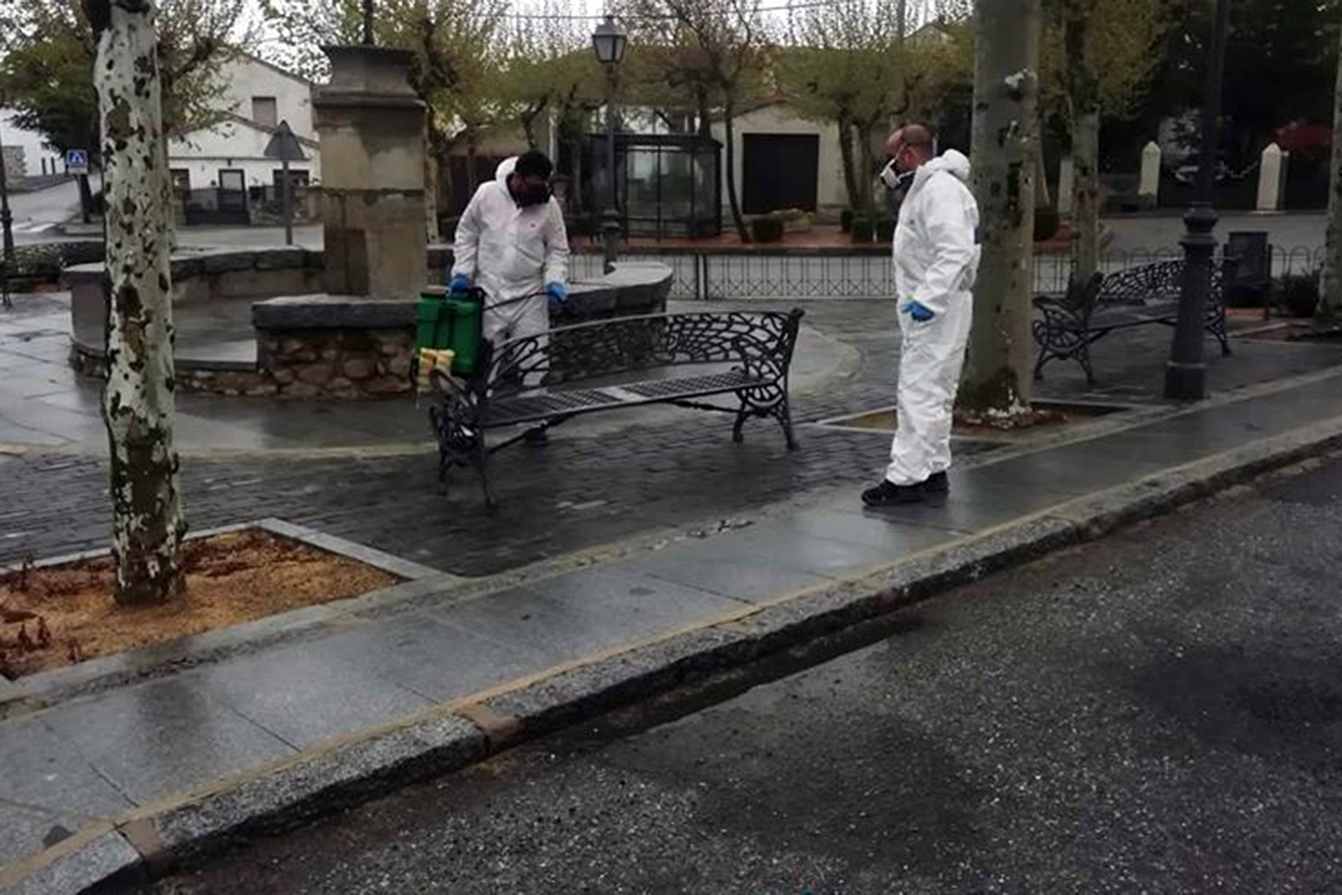 Dos operarios municipales desinfectando en el municipio.