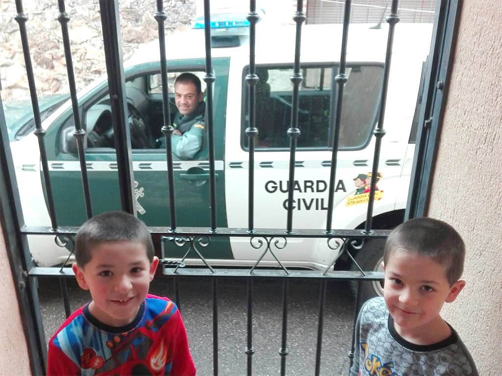 Mario y Héctor recibieron la visita de la Guardia Civil./E.A.