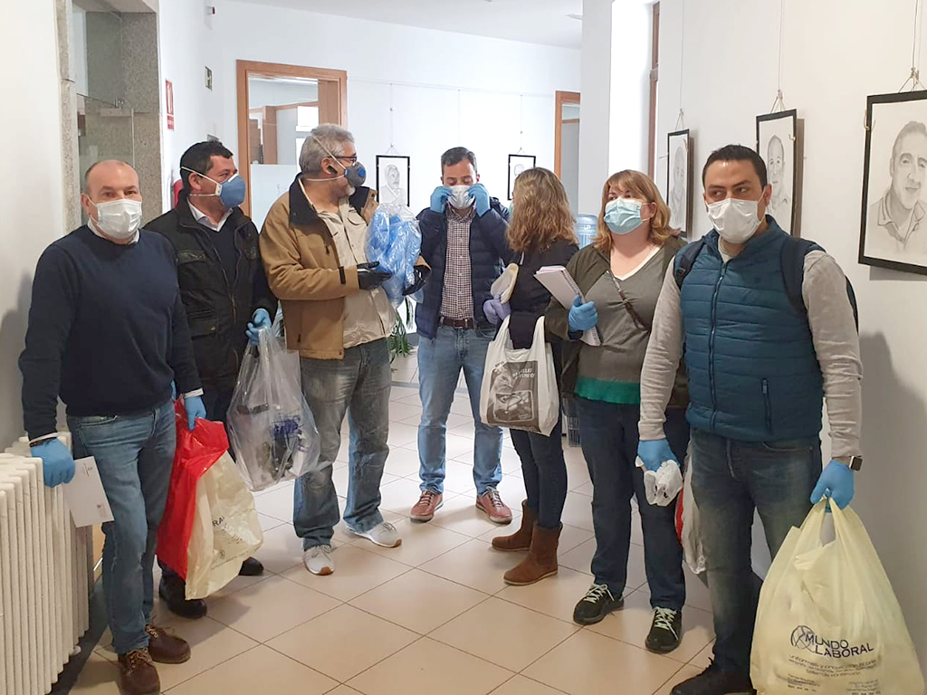 Los concejales del equipo de Gobierno se preparan en el Ayuntamiento para repartir el material./E.A.