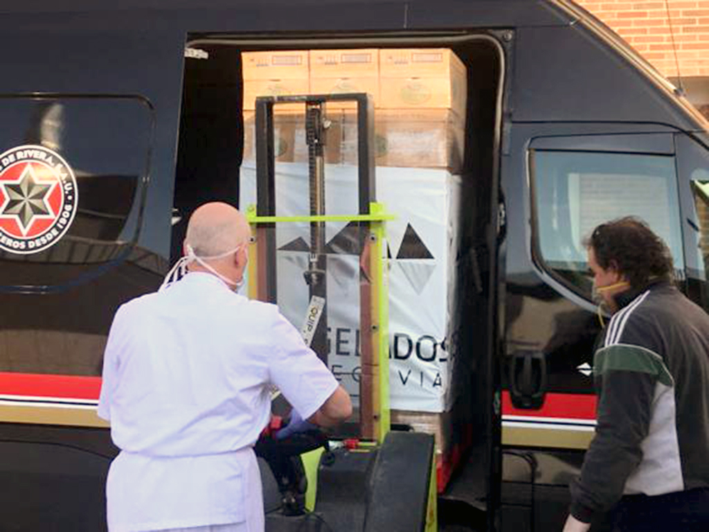 Un momento de la descarga de productos del almacén Congelados Segovia en el Hospital de la capital.
