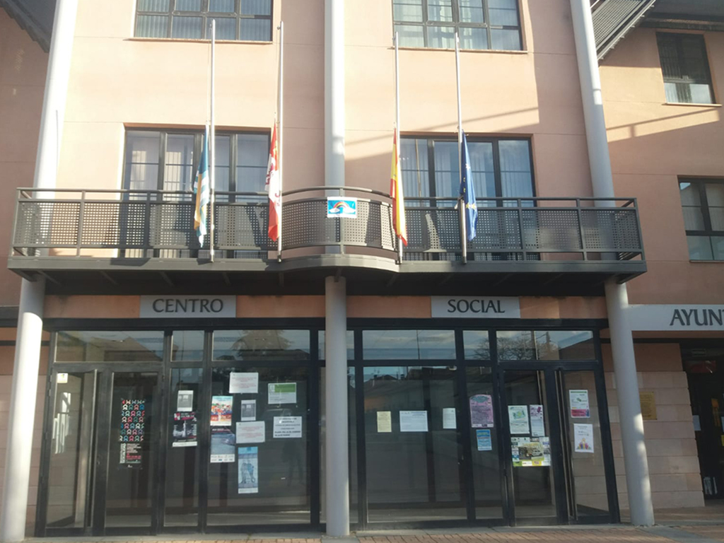 Las banderas del Ayuntamiento ondean a media asta. /E.A.