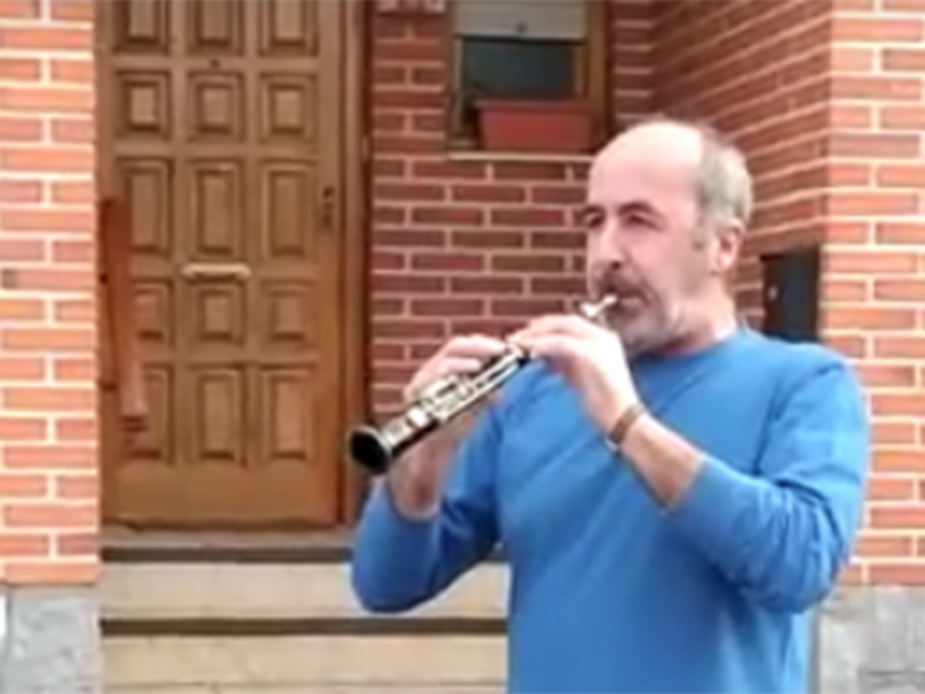 Juan Luis Sanz 'Piffa' interpreta una jota tras los aplausos a los sanitarios a las 20.00 horas. / E.A.