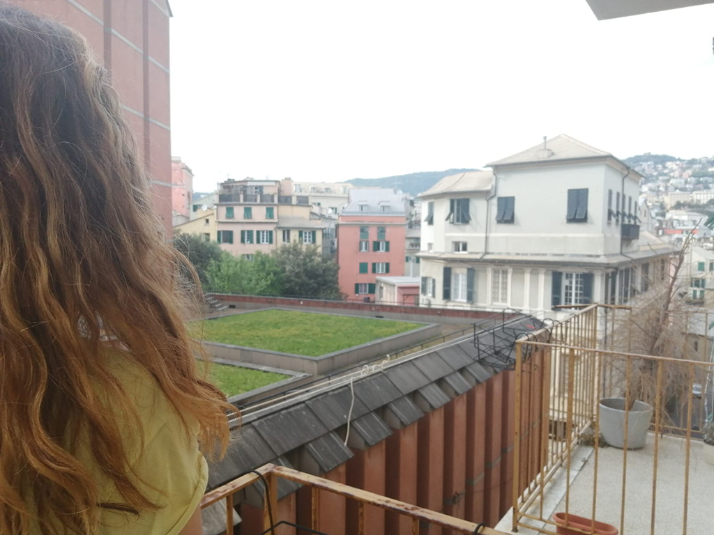 Eloísa contempla con añoranza las calles de Génova deseando poder regresar a España lo antes posible. / E.A.