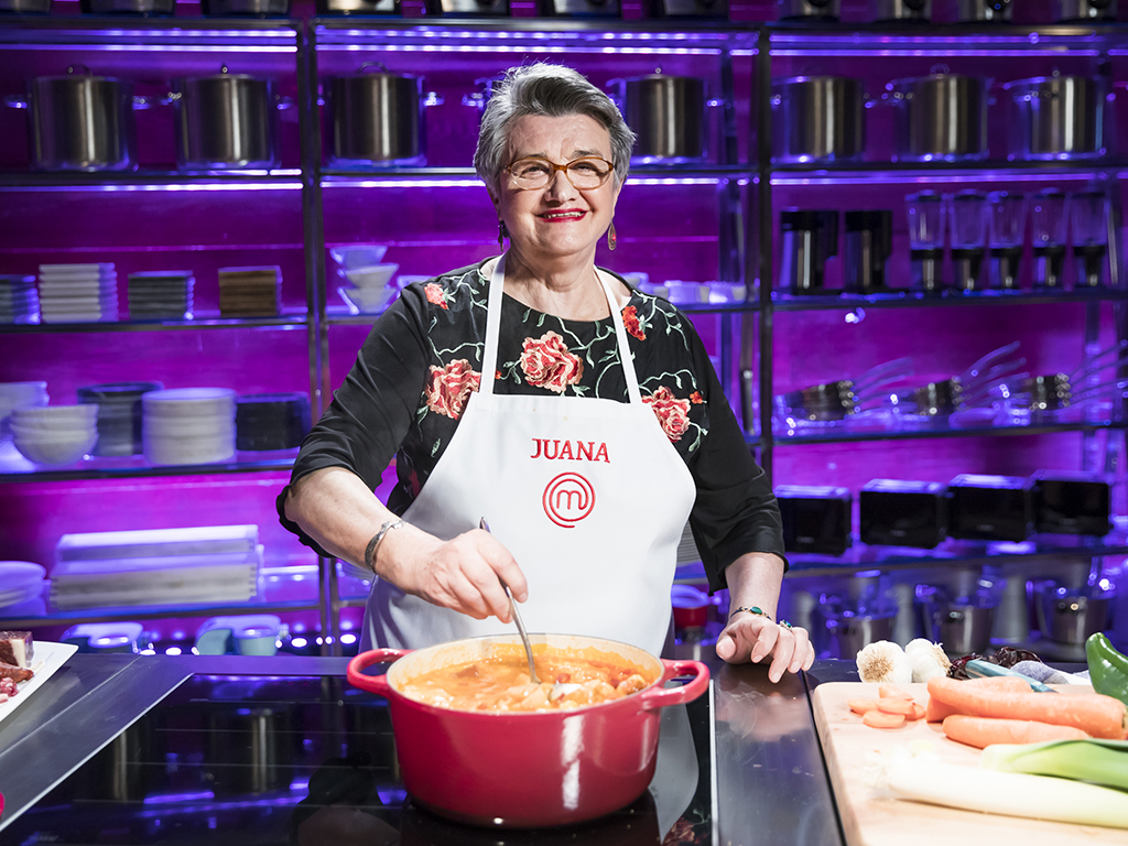 Juana, muy sonriente, consiguió su delantal para entrar al programa de  TVE, con un plato a base de carne y pescado. /E.A.