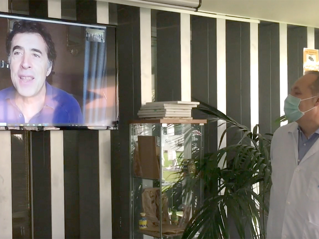 El agradecimiento de un campeón 1 Momento de la videollamada realizada por el exciclista segoviano Pedro Delgado en agradecimiento a quienes cuidan a los mayores. / El Adelantado