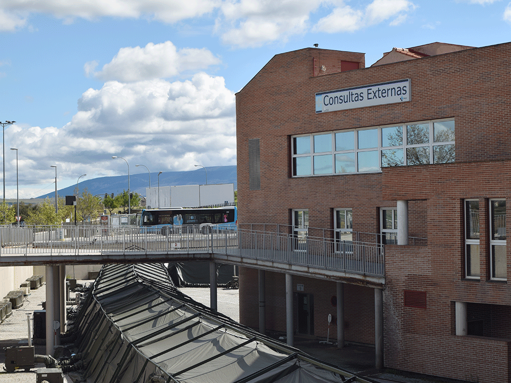 El Complejo Asistencial de Segovia tiene levantado y sin uso un hospital de campaña en sus patios. /ROCÍO PARDOS