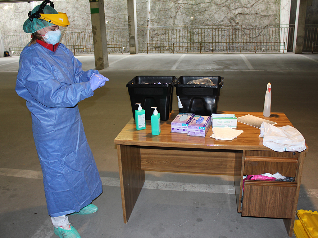 El personal sanitario se prepara para realizar diagnósticos en el párking del Hospital General de Segovia.
