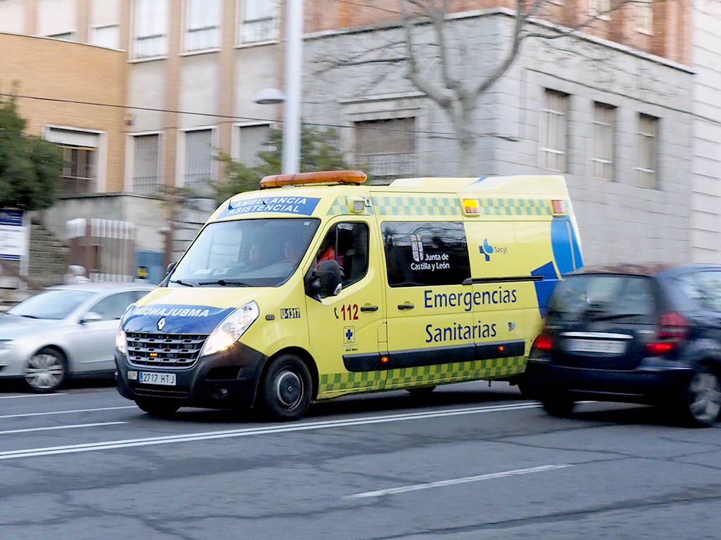 El Centro de Emergencias envió una UVI móvil al lugar del suceso, como la que aparece en la fotografía. / E. A.