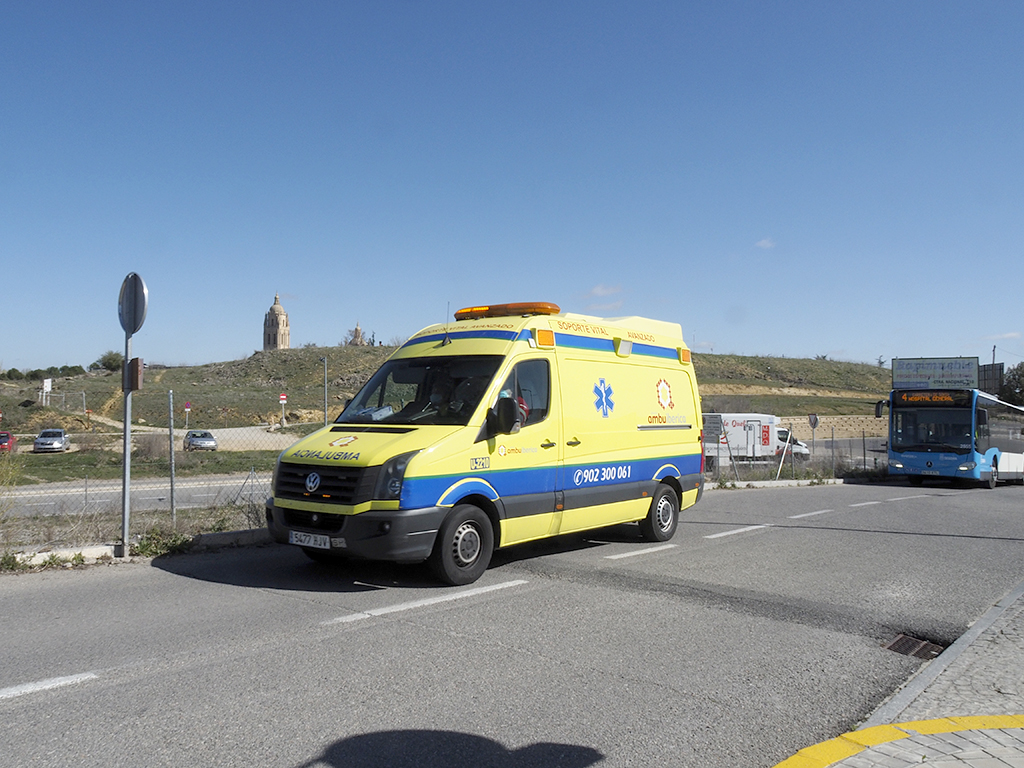 Una ambulancia circula por las inmediaciones del Hospital General de Segovia.