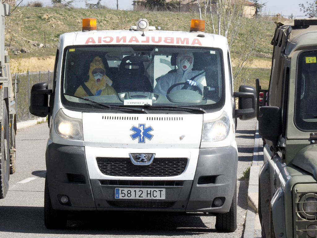 Una ambulancia lleva a un paciente al Hospital General. /NEREA LLORENTE