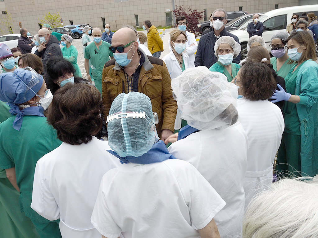 Los familiares de Soledad Sacristán Martín reciben muestra de cariño y apoyo de los profesionales del Complejo Asistencial de Segovia. / NEREA LLORENTE