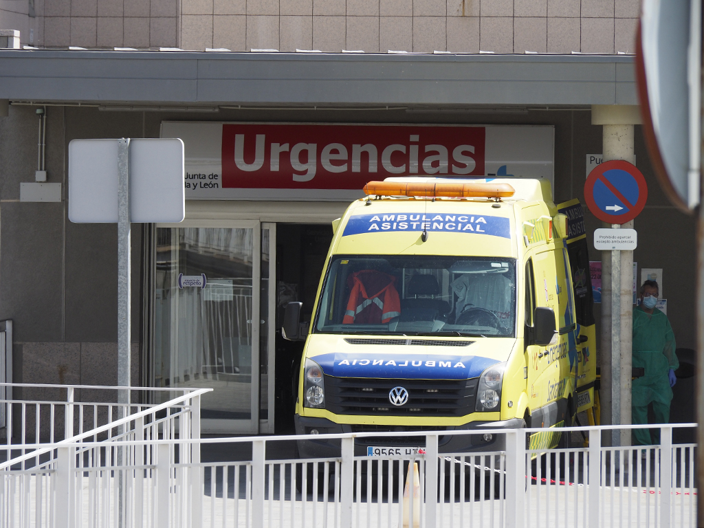 Las ambulancias trasladan constantemente pacientes hasta el Hospital General de Segovia. /NEREA LLORENTE