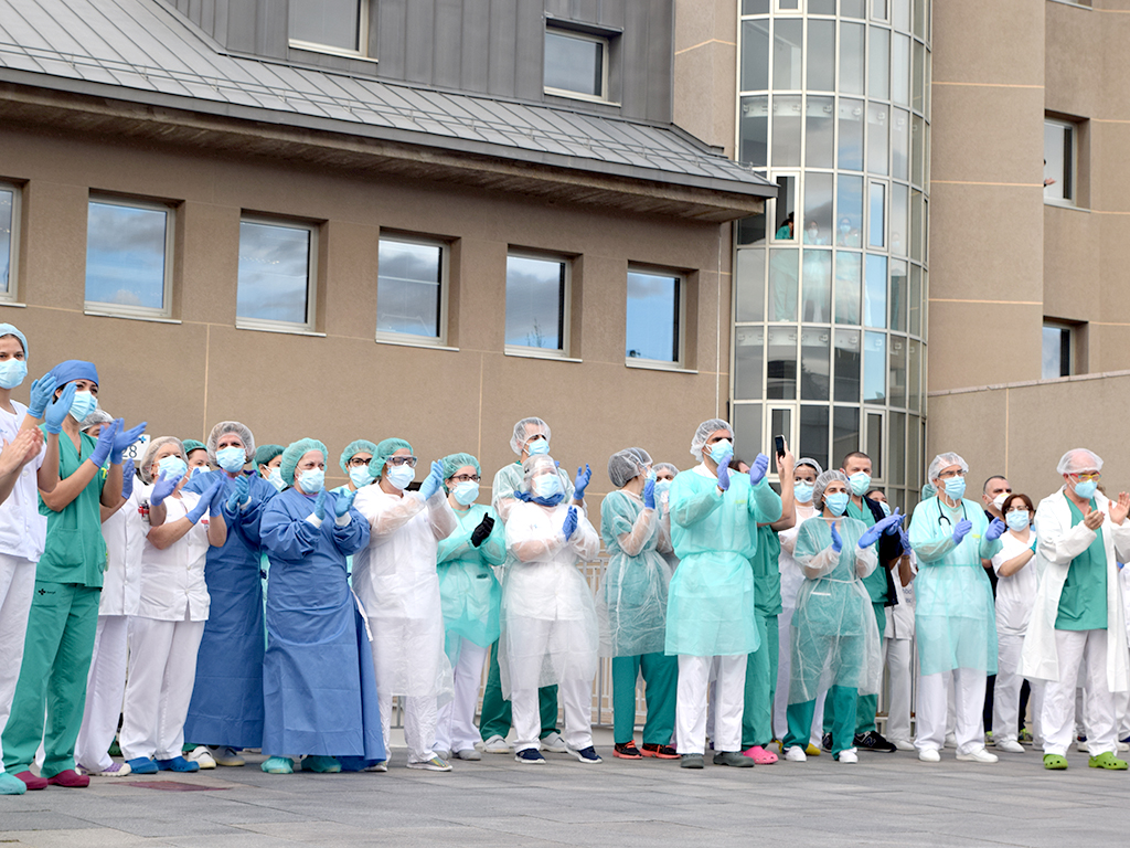 Profesionales sanitarios del Hospital General de Segovia se suman al aplauso de ánimo de todas las tardes. / Rocío Pardos