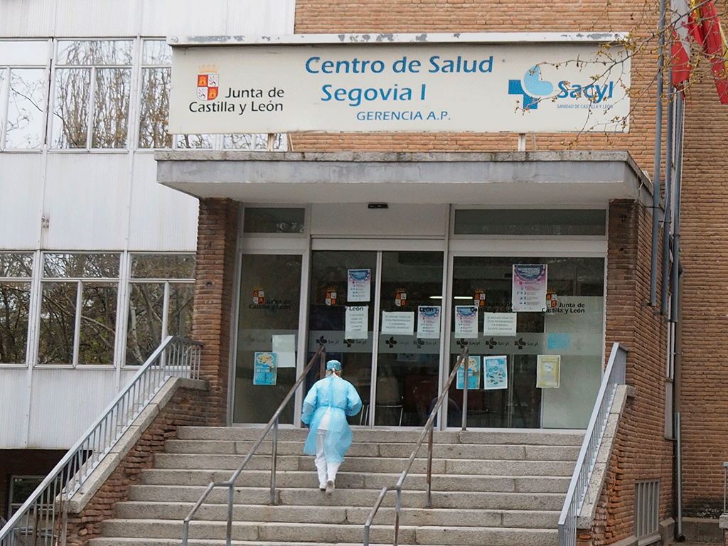 Entrada del Centro de Salud de Segovia I, en Santo Tomás. / NEREA LLORENTE