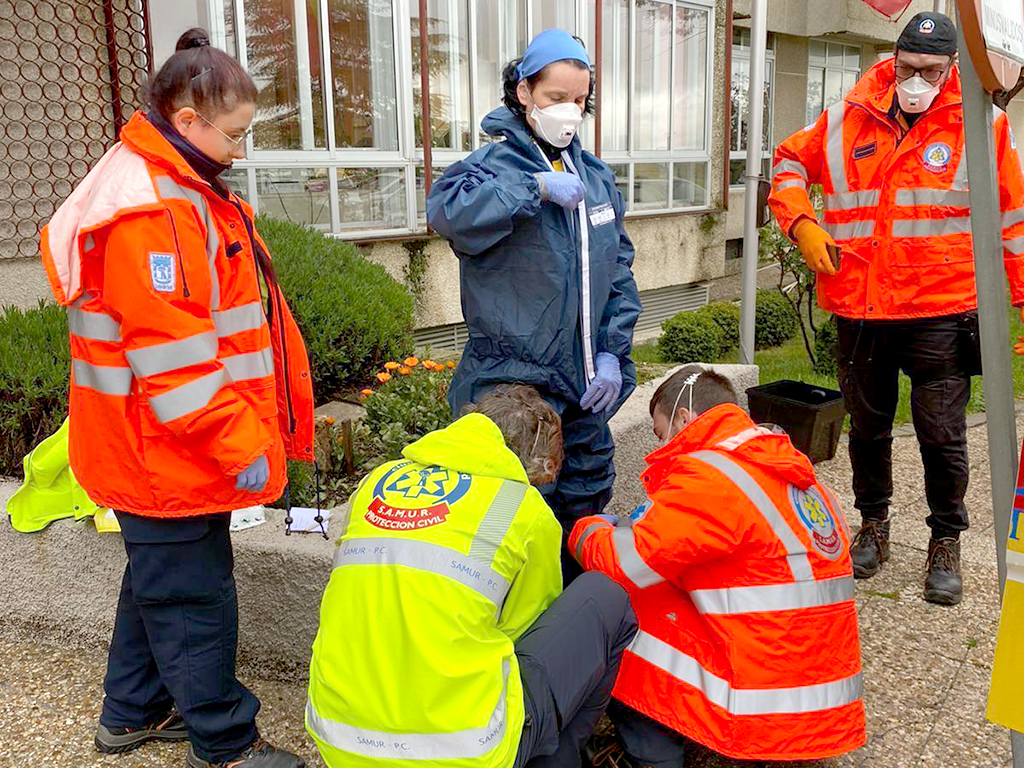 Efectivos de SAMUR en la visita a una residencia de la provincia durante esta Semana Santa. / E. A.