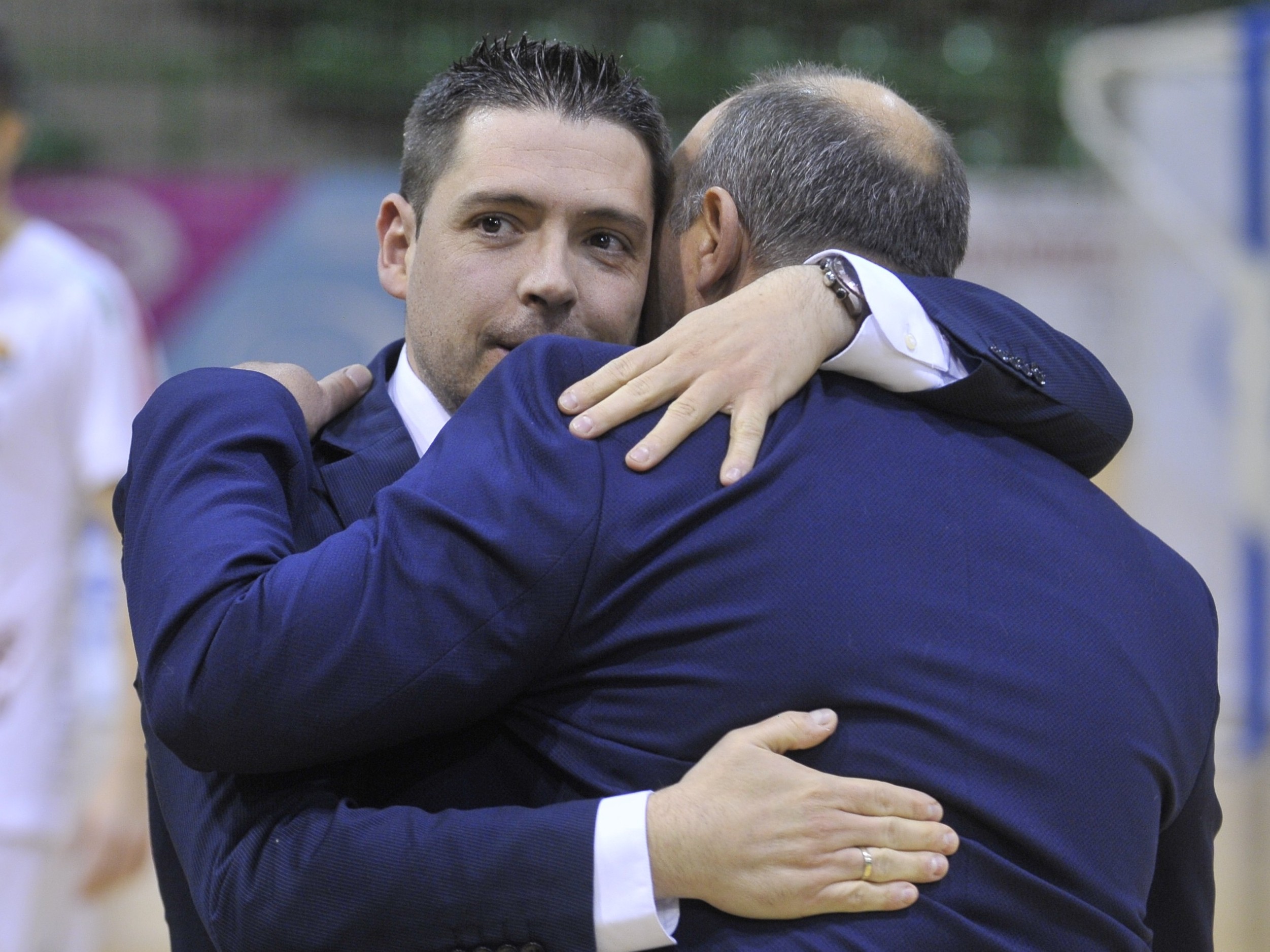 Diego Gacimartín se abraza con José Lucas 'Pato'. / KAMARERO