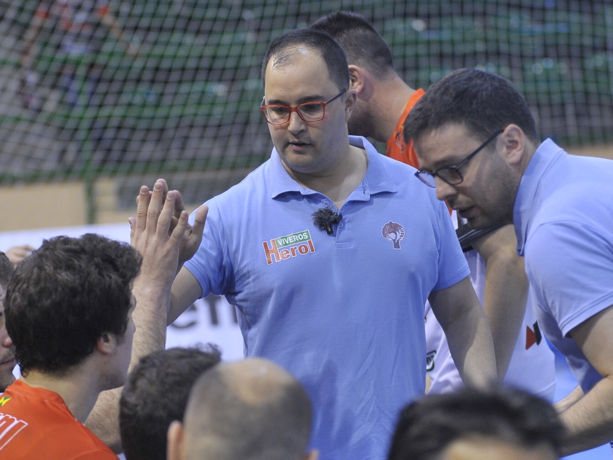 El técnico Daniel Gordo, durante un partido con el Balonmano Nava. / KAMARERO