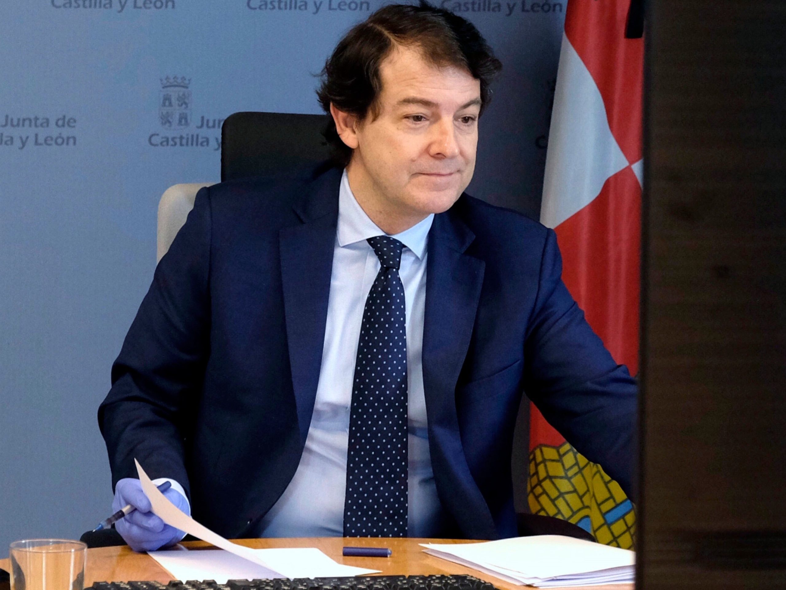 El presidente de la Junta de Castilla y León, Alfonso Fernández Mañueco, en videoconferencia. / EFE