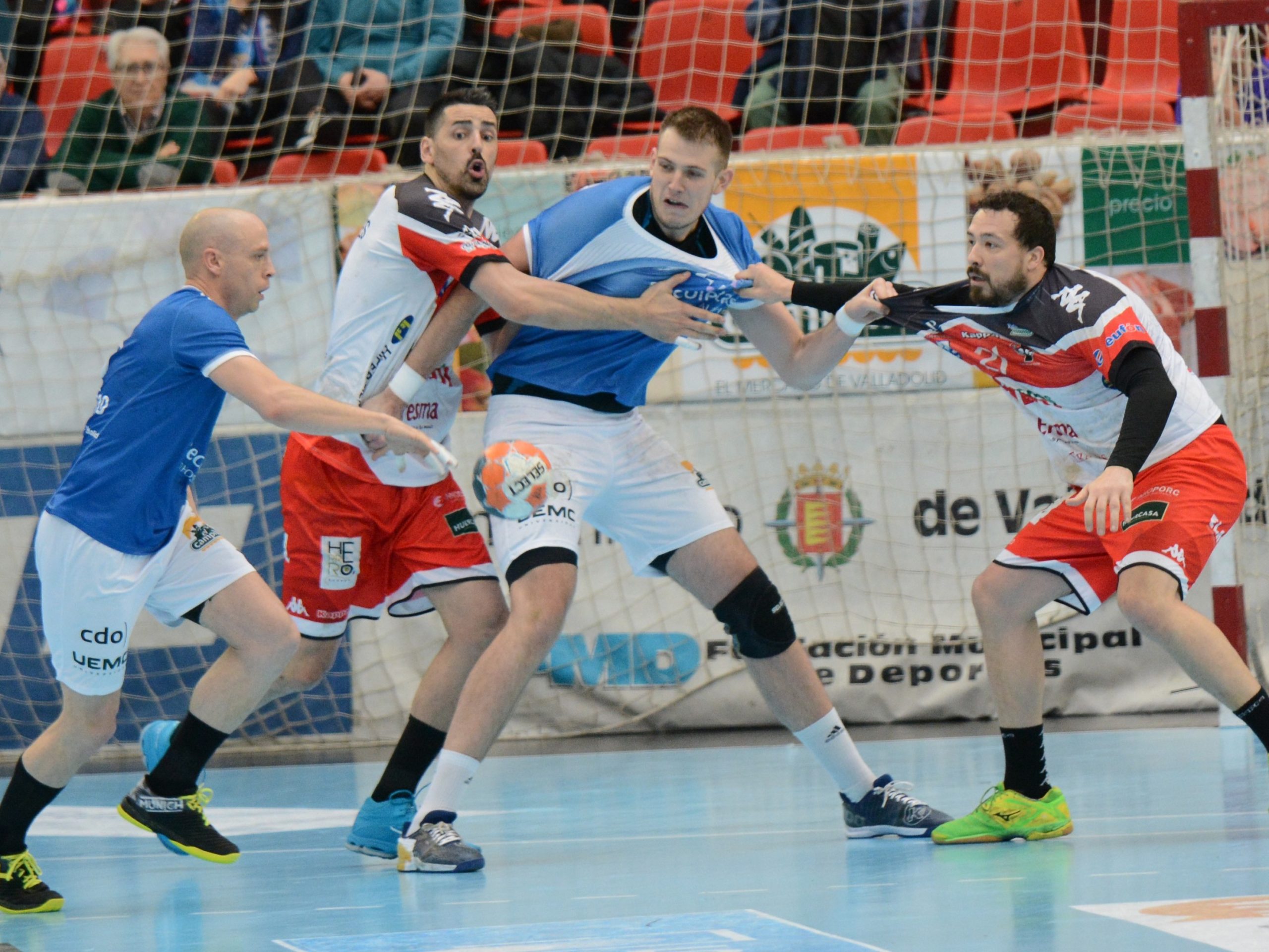 Álvaro Rodrigues y Andrés Moreno defienden una acción. / A. MARUGÁN