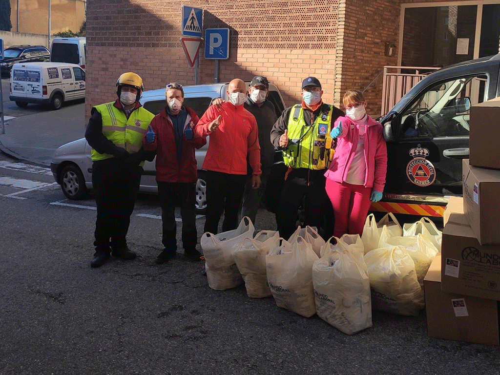 El Batallón de Costura de Segovia entrega batas y mascarillas en Soria 1 Voluntarios y coordinadores con bolsas de equipos enviados a Soria. / E. A.