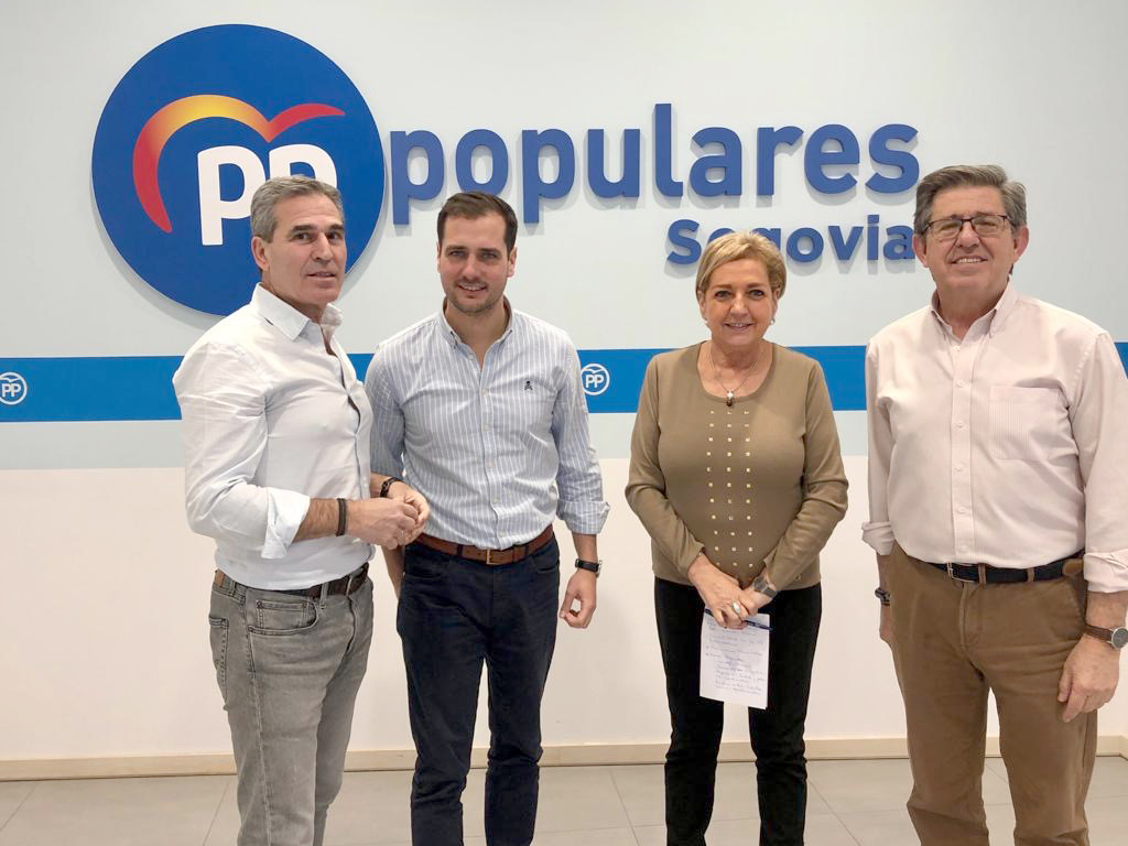 El PP pide apoyo para abogados y procuradores 1 Los parlamentarios, en la sede del PP de Segovia. /E.A.