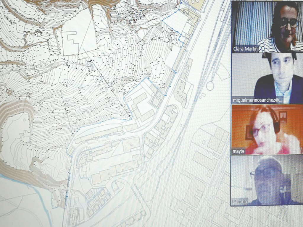 Los concejales Clara Martín y Miguel Merino, junto a dos representantes del barrio y un mapa del terreno. / E. A.