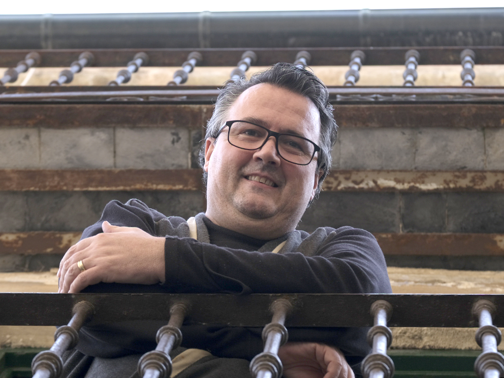 Mucho más recuperado, Marcos Tarilonte ya se puede asomar al balcón de su casa./ KAMARERO