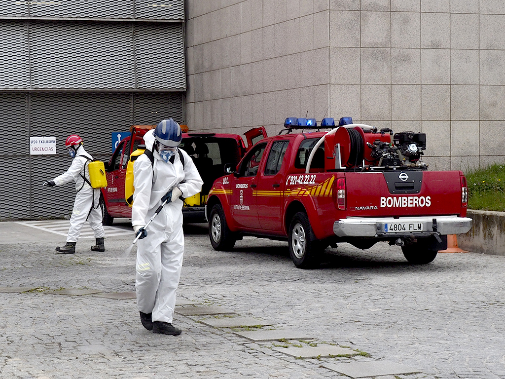 Trabajos de desinfección en los accesos al Complejo Asistencial. / NEREA LLORENTE