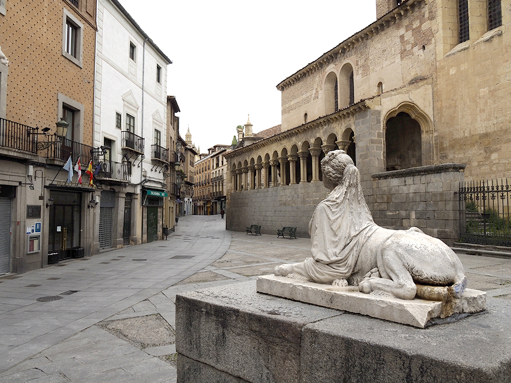 Imagen de la céntrica plaza de Medida del Campo, vacía de visitantes y vecinos durante el estado de alarma. / Nerea Llorente