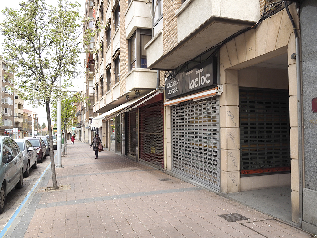 La calle de José Zorrilla de la capital segoviana, actualmente con comercios y negocios hosteleros cerrados. / Nerea Llorente
