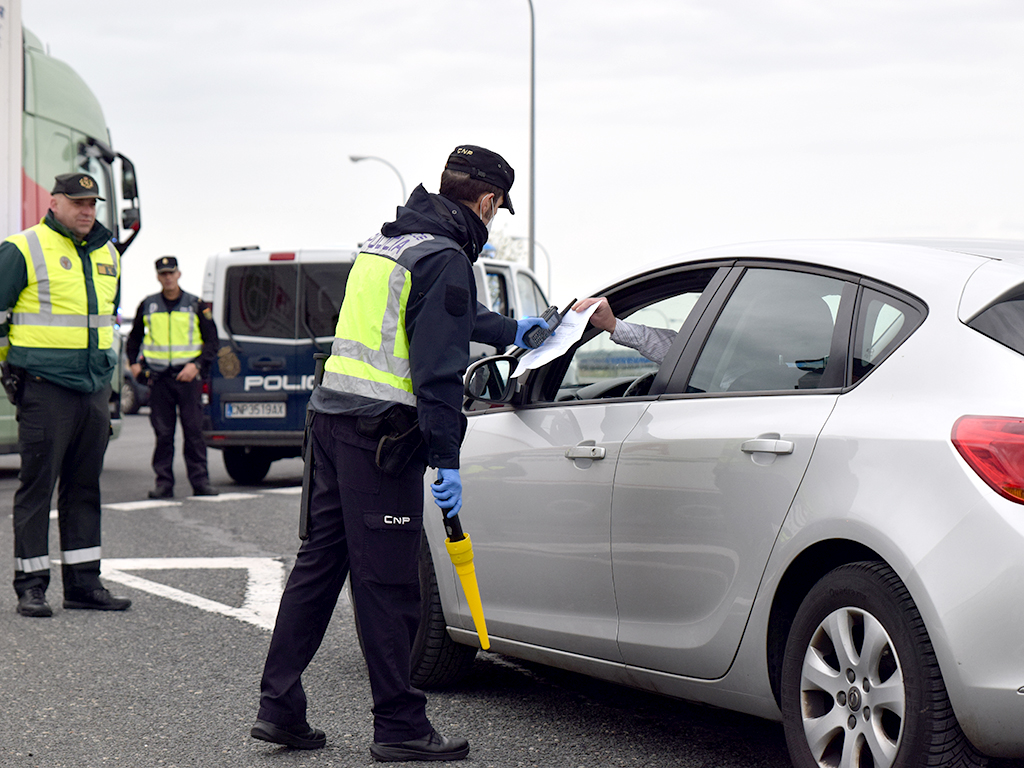 La Junta acuerda prorrogar el cierre perimetral al menos hasta el 10 de enero 1 Guardia Civil y Policía Nacional, en un control. /ROCÍO PARDOS