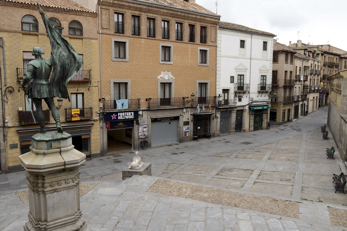 Calle Real y plaza de Medina del Campo del centro histórico de Segovia, este domingo. / Nerea Llorente