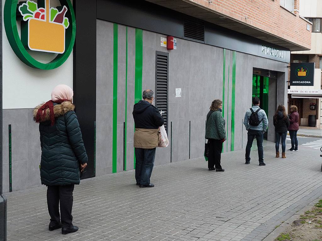 Varios clientes esperan, guardando la distancia de seguridad, para entrar en un supermercado. / Nerea Llorente