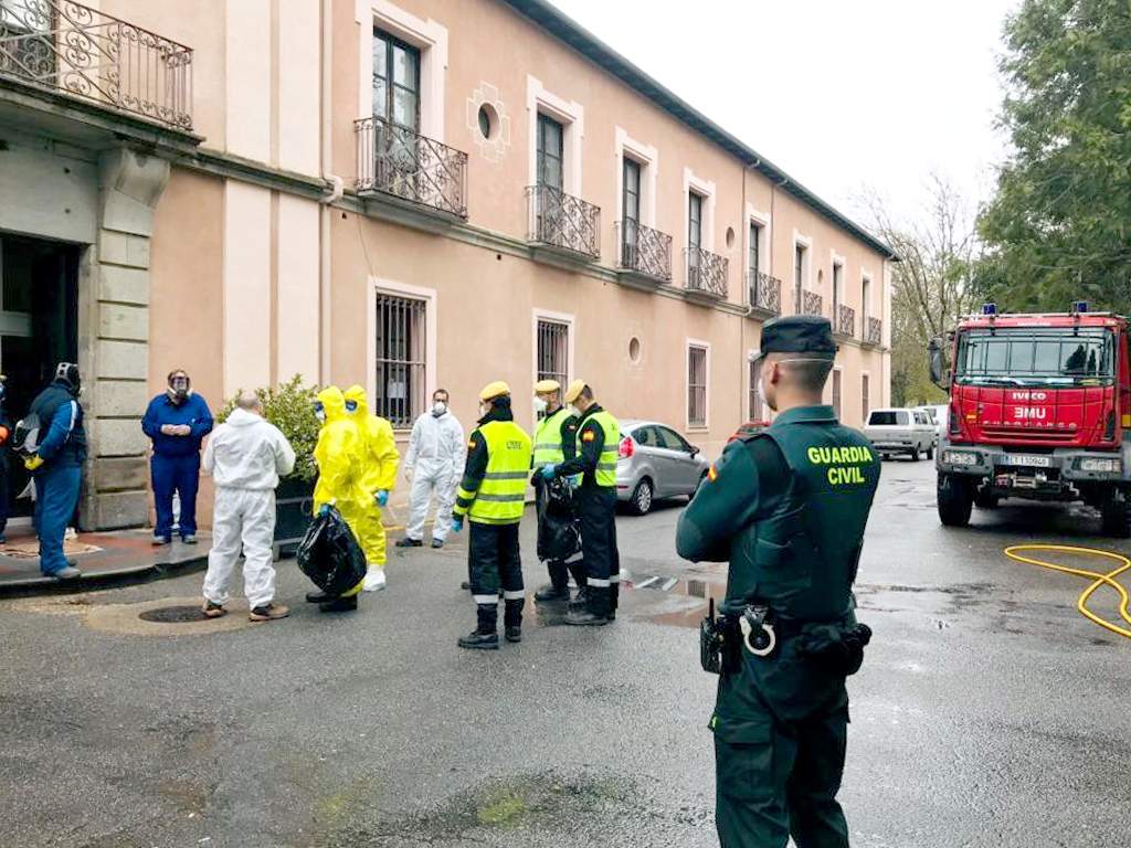 Trabajos de desinfección en centros residenciales.  / E. A.