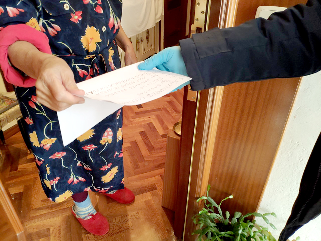 El Ayuntamiento de Segovia amplía el horario del servicio de compra a domicilio 1 Entrega de una lista de compra o medicamentos a un empleado municipal. / E. A.