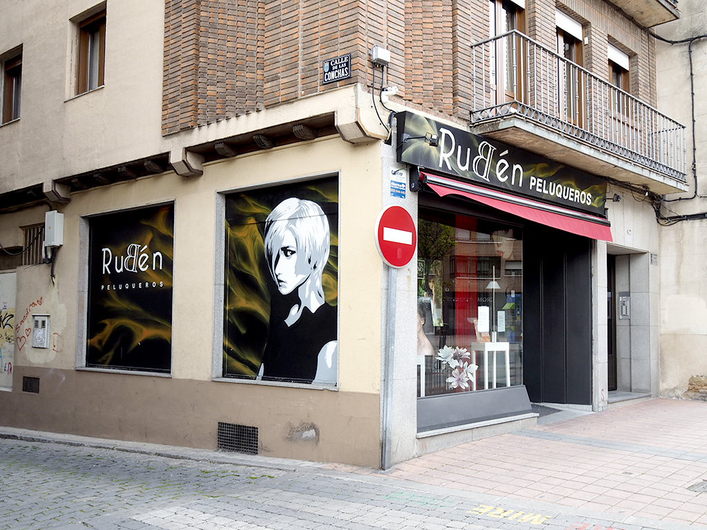 Imagen de una peluquería cerrada en la calle José Zorrilla. / El Adelantado