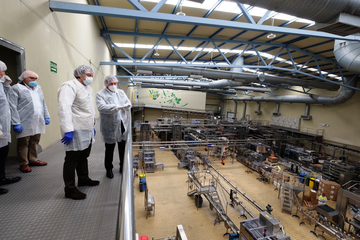 El presidente de la Junta, visitando ayer la empresa Pascual.