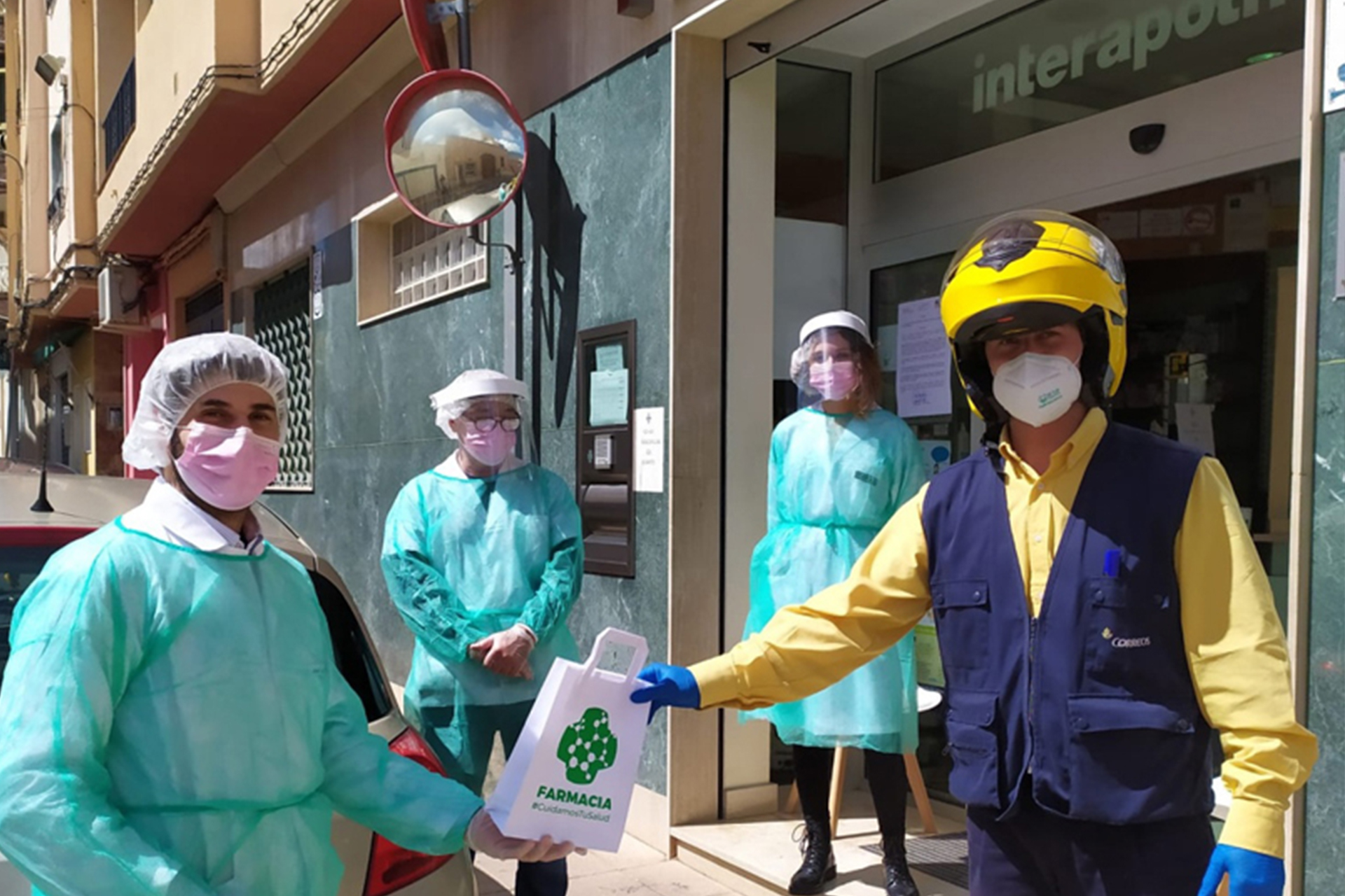 Correos entrega medicamentos a personas mayores e impedidas. / CORREOS
