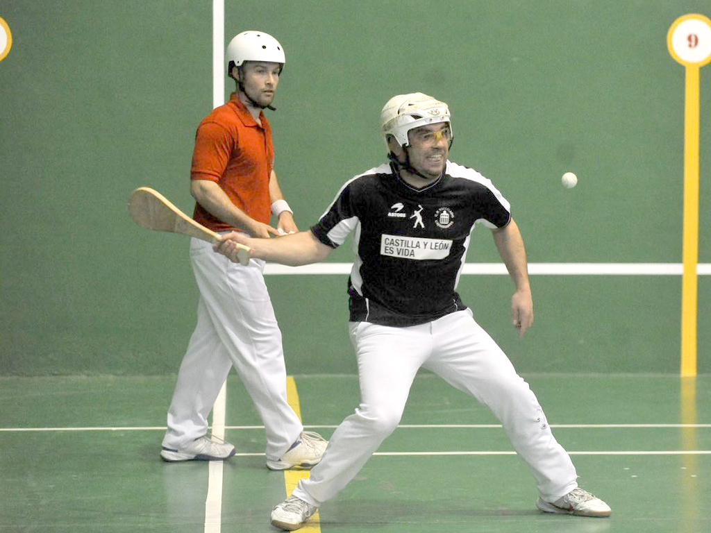 Un jugador trata de golpear la pelota durante un partido./ E.A.