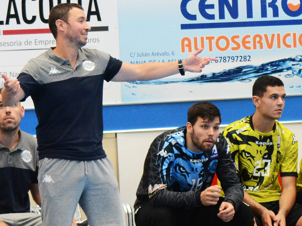 El técnico Diego Dorado dirige al Ademar en la pasada Copa de Castilla y León, disputada en Nava de la Asunción. / A. MARUGÁN