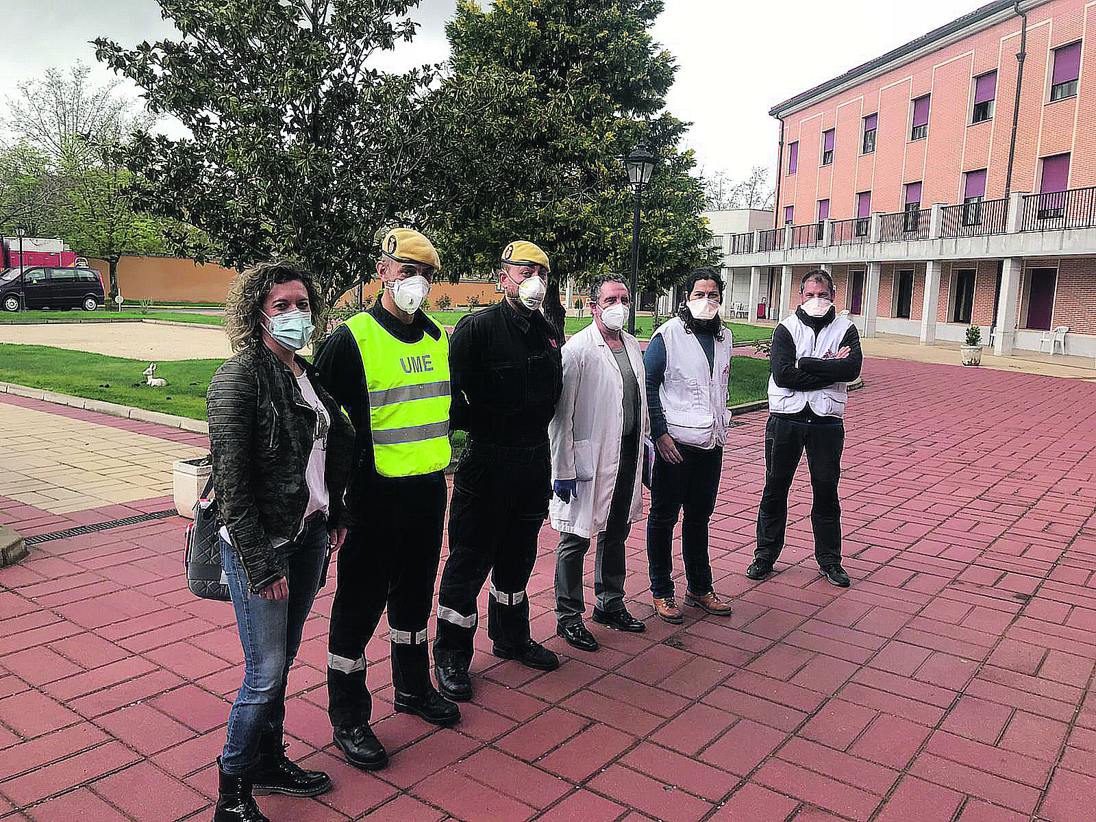 Efectivos de UME y MSF con los profesionales de la Junta que visitan las residencias 5