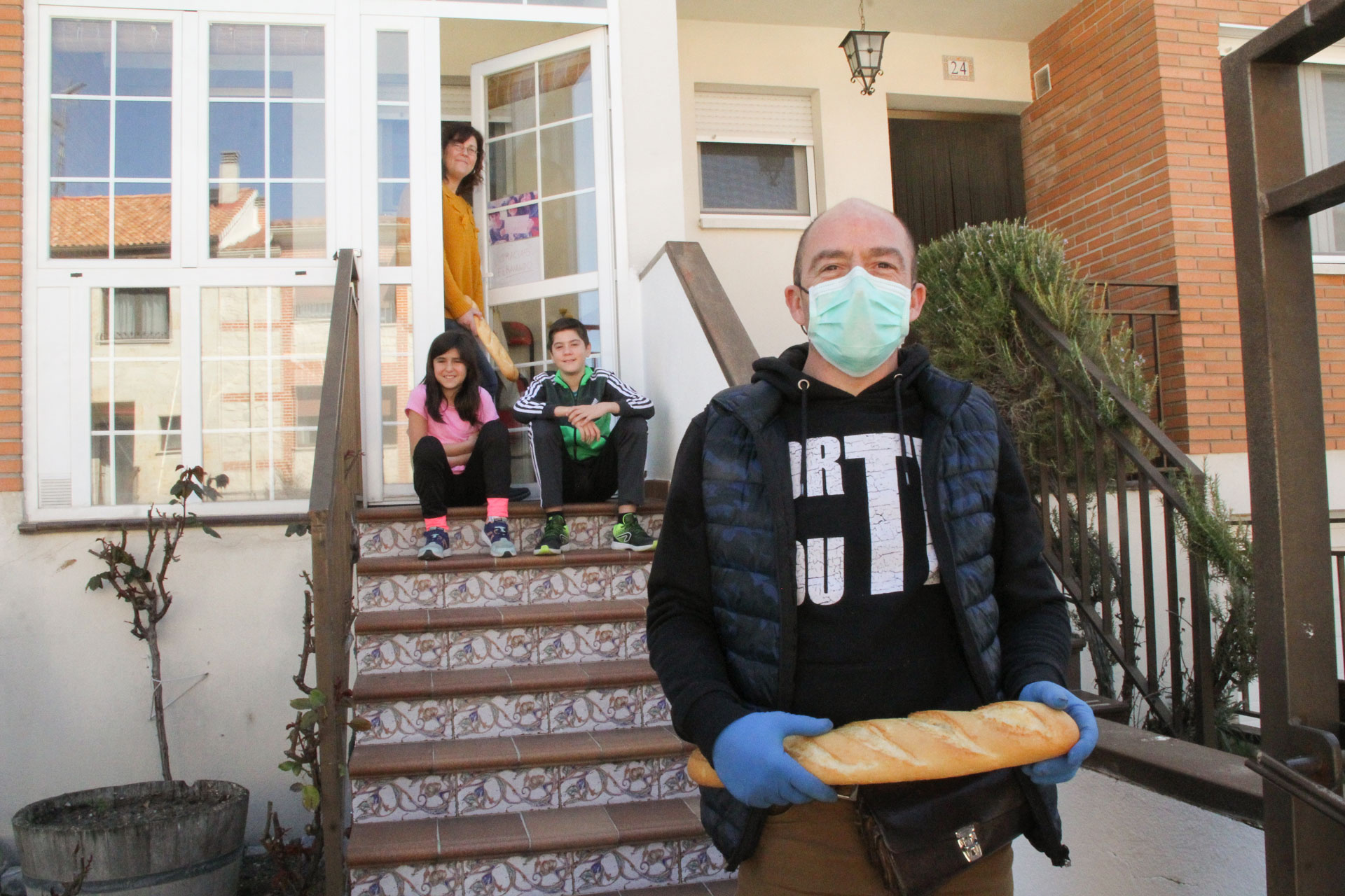 Fernando Martín entrega el pan a Míriam y sus hijos cada día, que han hecho un cartel de agradecimiento.