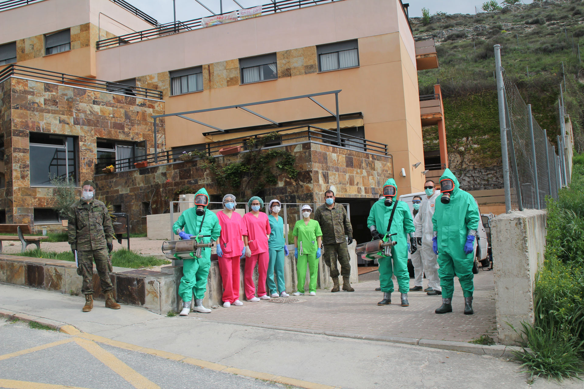 Personal del Centro de Mayores Valdihuertos y de la USBA de Burgos en abril. / E.A