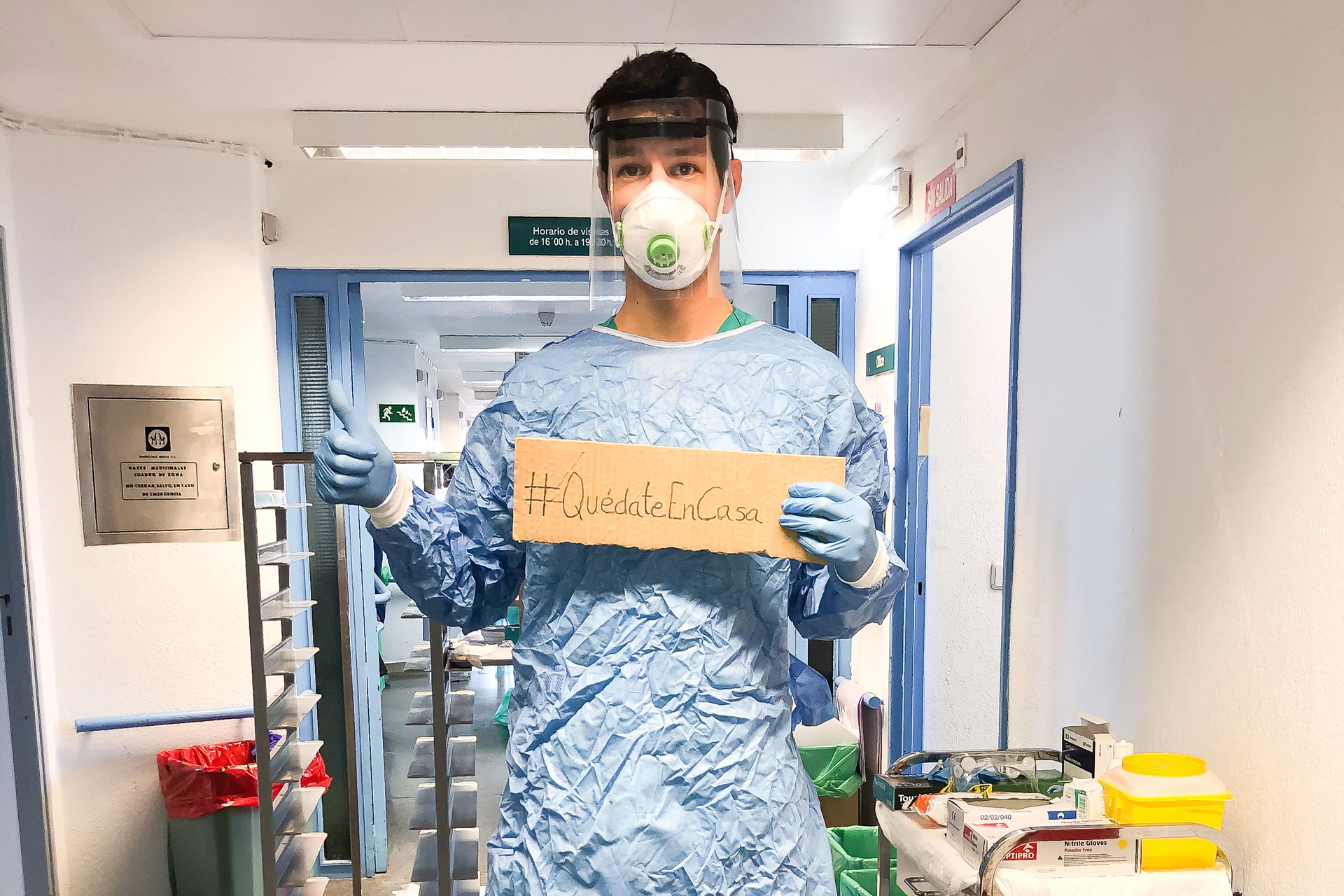 Enrique de Vega ataviado con su EPI, manda ánimos a todos.