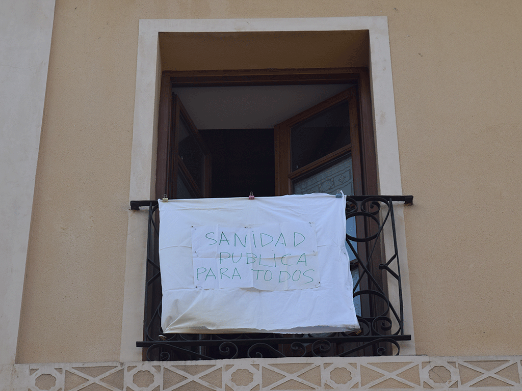 Piden colgar hoy sábanas blancas de la ventana para apoyar el sistema sanitario público. / ROCÍO PARDO