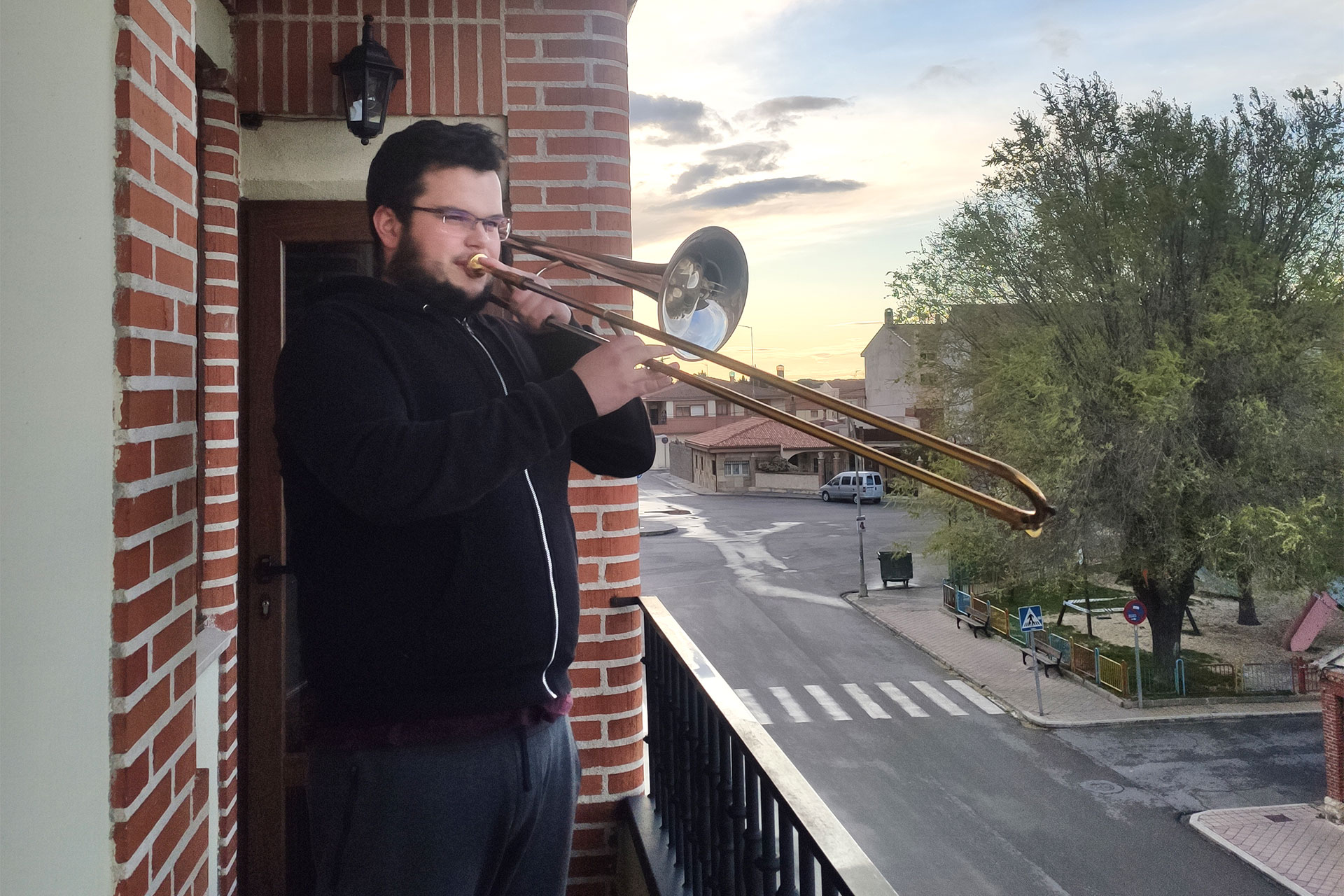 Álvaro Zarzuela desde el balcón de su casa, cada tarde a las 20.00 horas.
