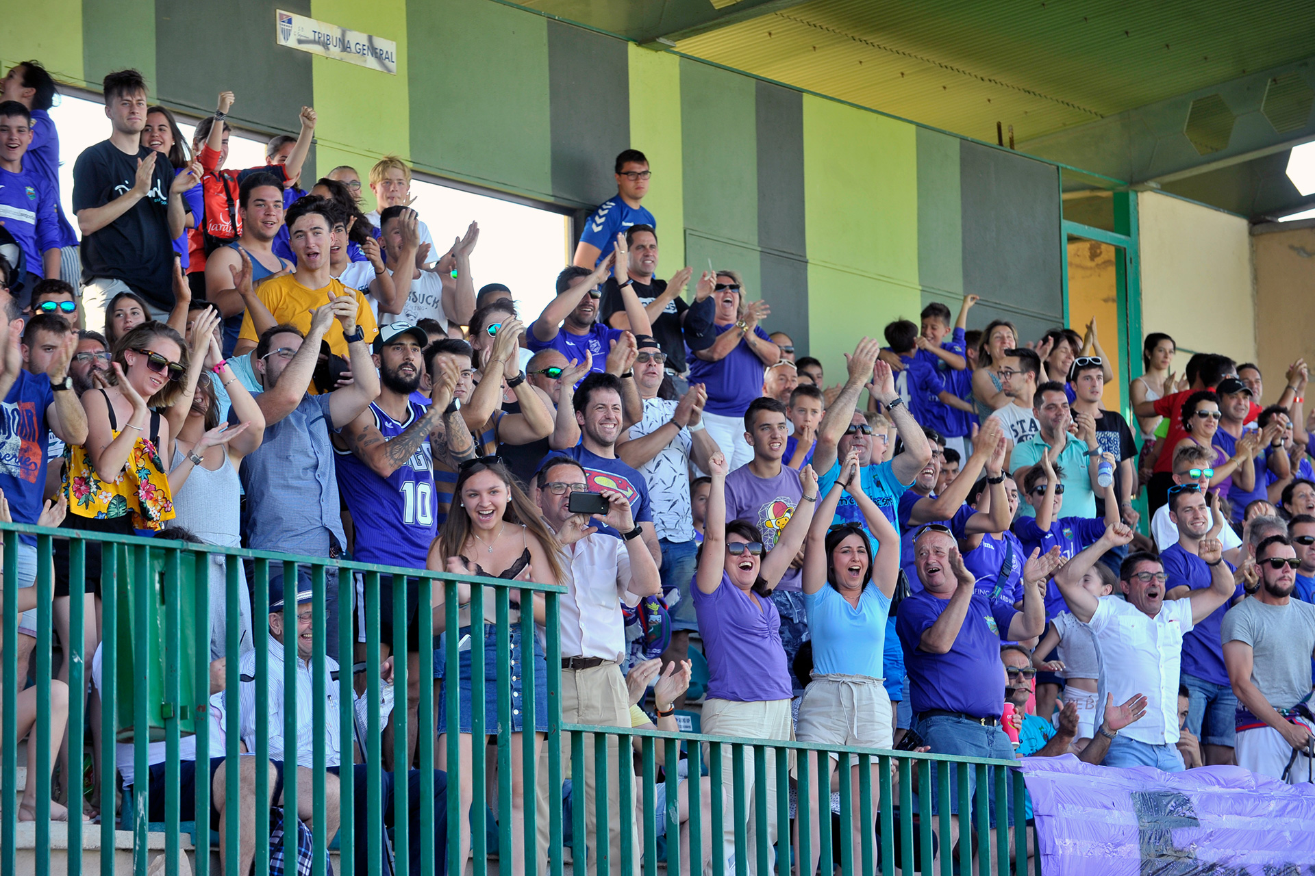 Aficionados del CD Monteresma La Atalaya celebran un gol. / KAMARERO