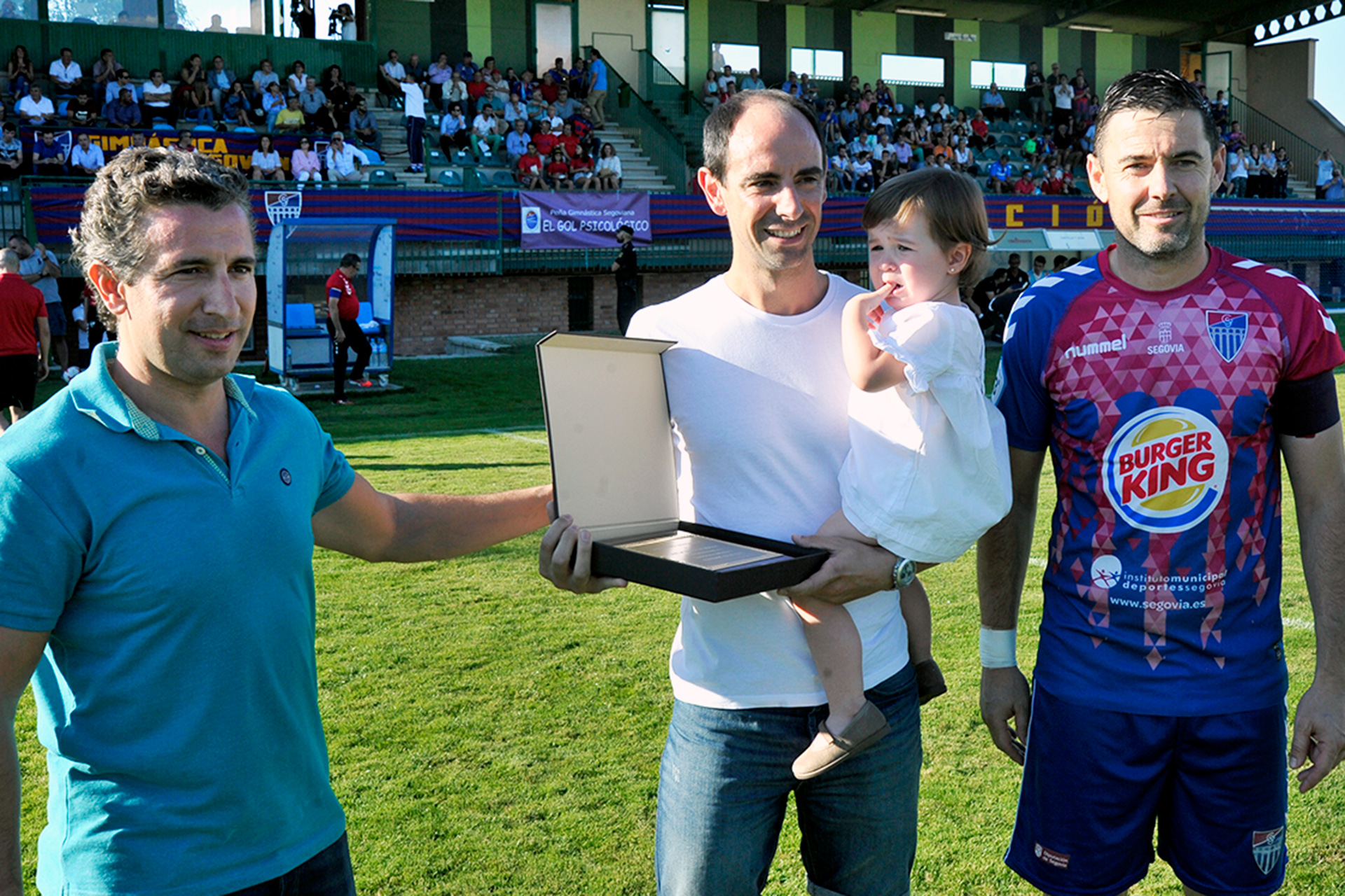 Agustín, Chema y Anel, tres capitanes que lo fueron de la Segoviana, antes de un partido./ KAMARERO